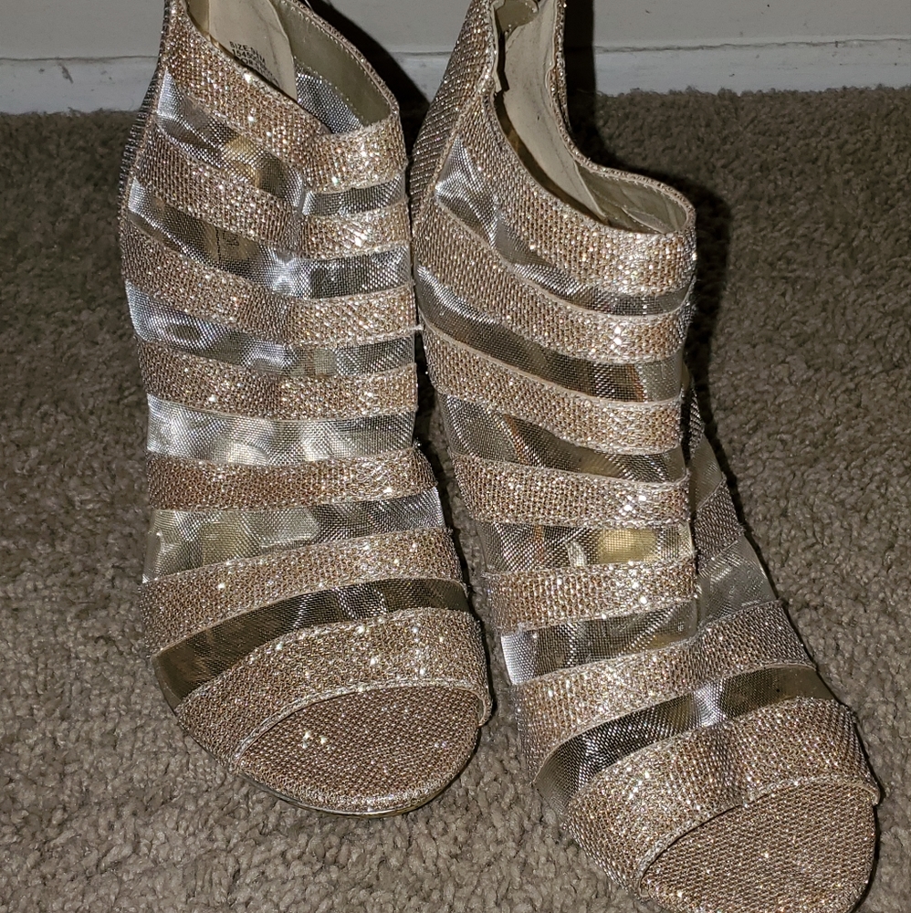 Beautiful Gold Net Glitter Look 9 1/2 shoes NEVER WORN